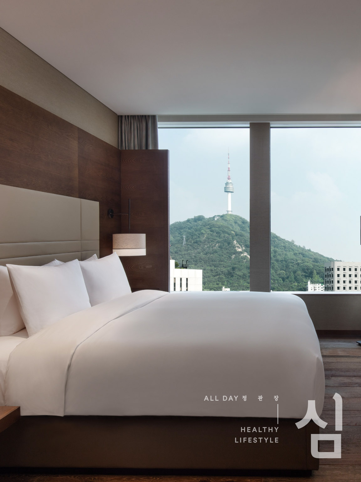 호텔10층에 위치한 &lsquo;몽키 바&rsquo;는 베를리너에게 명성이 자자한 핫 스폿. 